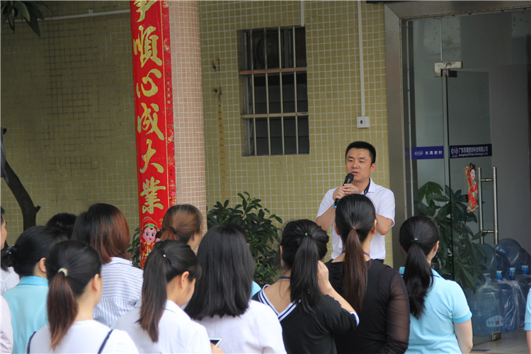 胡燕林總經(jīng)理鼓勵我們只有不斷學(xué)習(xí)進步，我們“東晟人”才是“地表最強”者。而在這次的分享中最讓我們印象最深就是“藍絲帶”所帶給我們的愛與感恩！