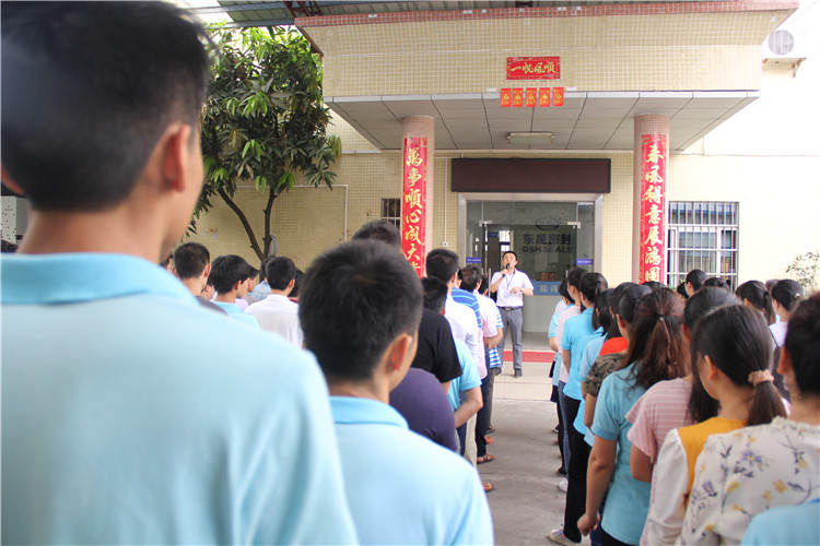 胡燕林總經(jīng)理鼓勵我們只有不斷學(xué)習(xí)進步，我們“東晟人”才是“地表最強”者。而在這次的分享中最讓我們印象最深就是“藍絲帶”所帶給我們的愛與感恩！