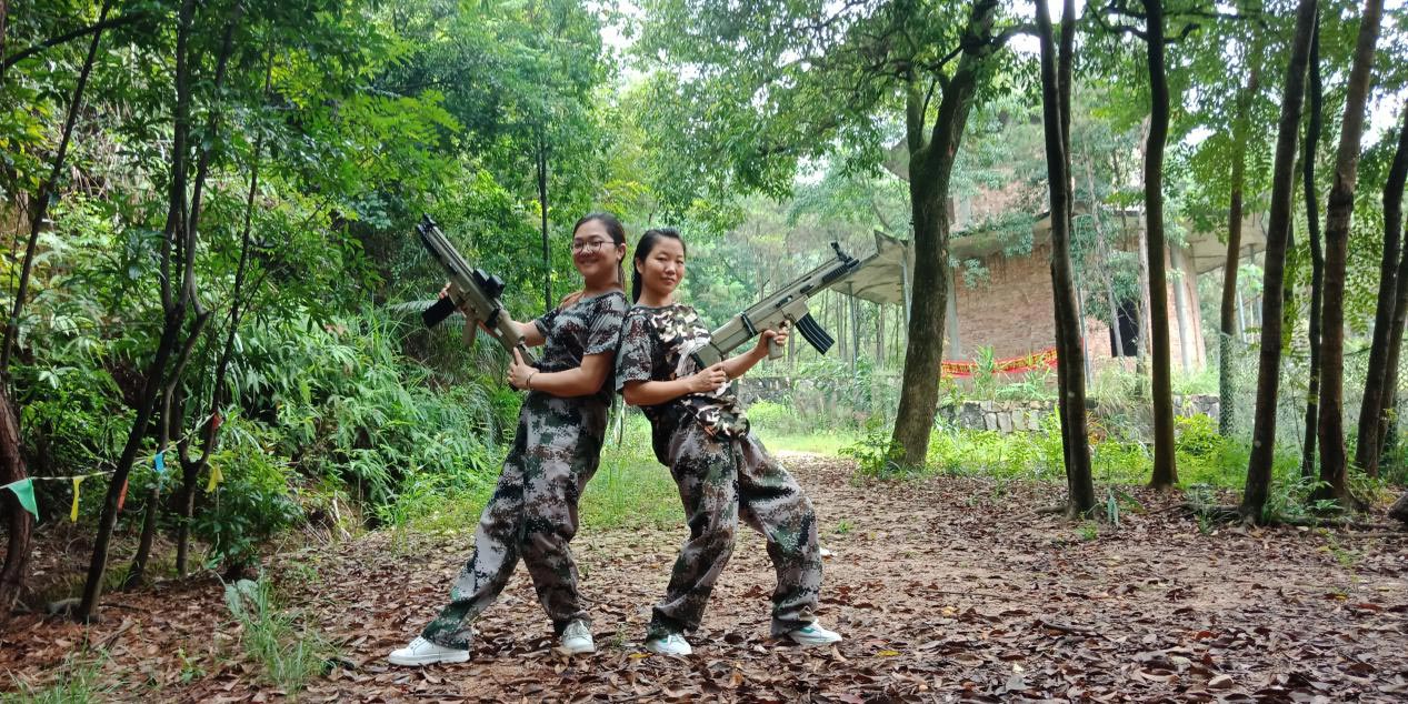 東晟人團隊玩真人CS野戰(zhàn)游戲